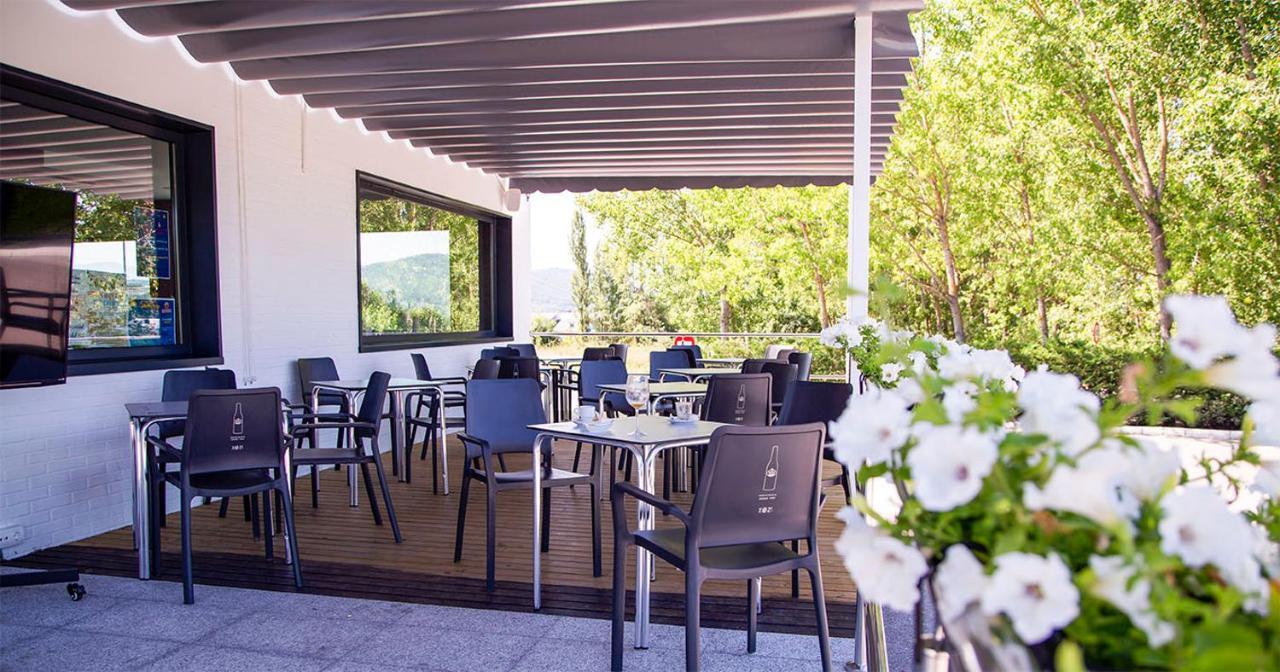 Hostal Restaurante Cuatro Caminos Cubillos del Sil Exterior foto